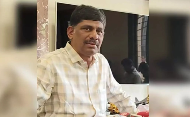 Inappropriate for MLAs seeking free IPL tickets, says D.K. Suresh